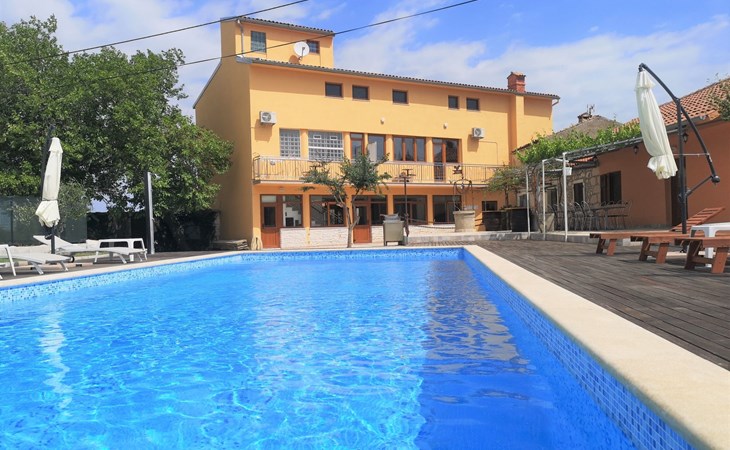 XXL-Ferienhaus "Cokuni" mit privatem Pool 1