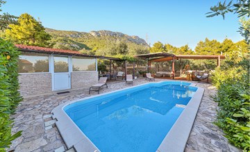 Lovely home in Kastel Kambelovac 3
