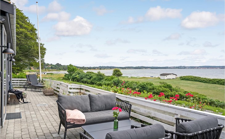 Gorgeous home in Ebeltoft with kitchen 1