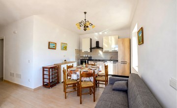2 bedroom gorgeous apartment in Ricadi 3