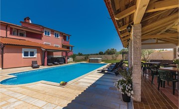 8 bedroom awesome home in Pula 3