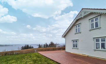Awesome home in Bekkjarvik 2