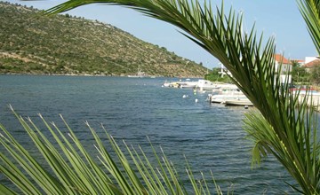 Großes, strandnahes Ferienhaus in Podglavica 2