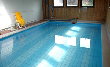 mit Indoorpool, Garten und Partyraum 2