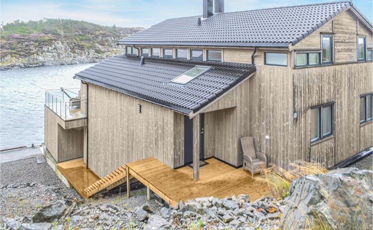Gorgeous home in Stolmen with kitchen 1