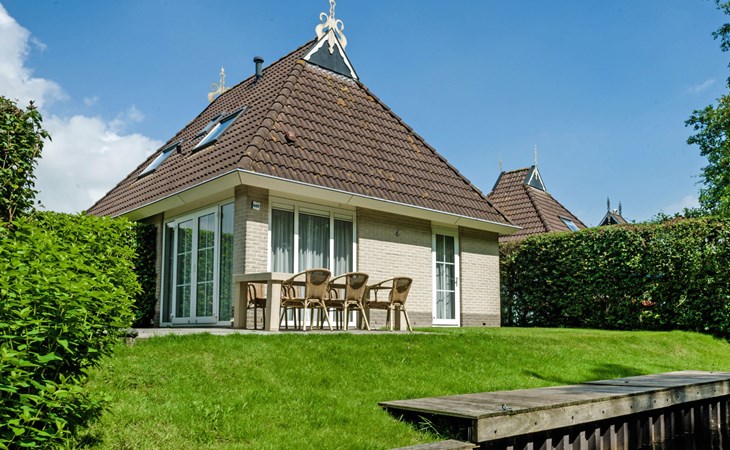 Luxury 6-person holiday home in Eernewoude by the water 1