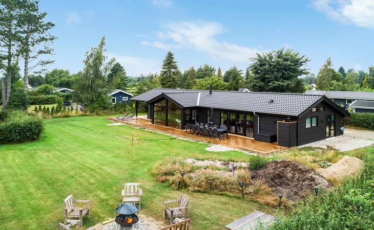 5 bedroom cozy home in Væggerløse 1