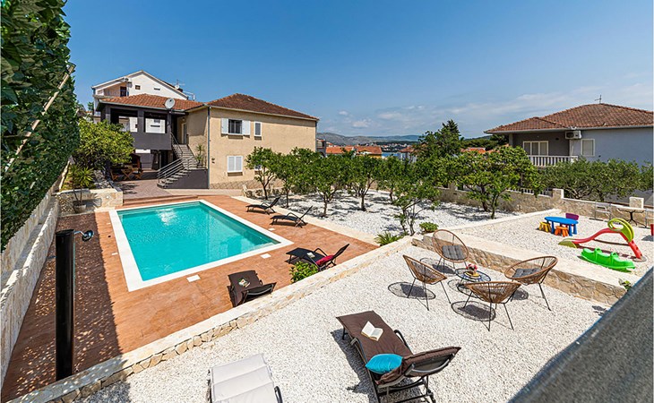 Cozy apartment in Okrug Gornji with WiFi 1