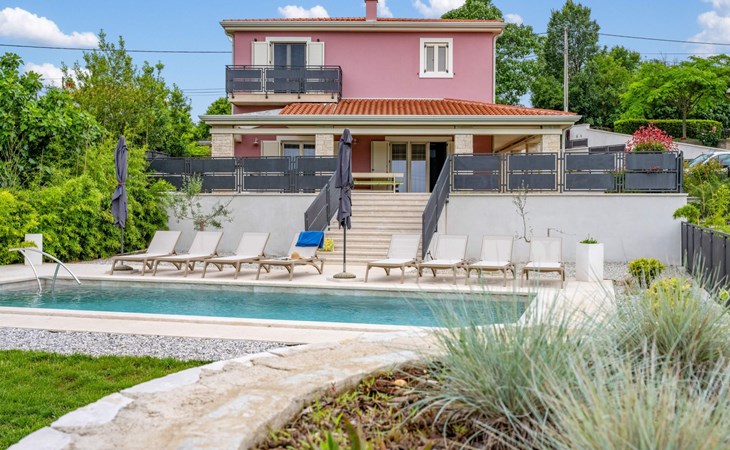 Villa Violette mit Pool nahe Stadtzentrum 1