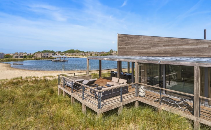 Villa 67 – Pastel Palette | Designvilla am Strand mit Blick auf das Wasser 1