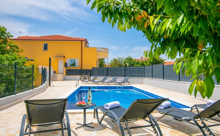 Villa "Mile" mit beheiztem Pool, Grill und Terrasse 1