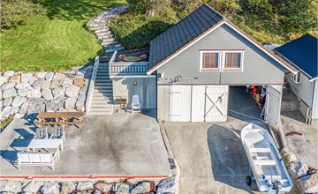 Beautiful home in Hundeidvik 2