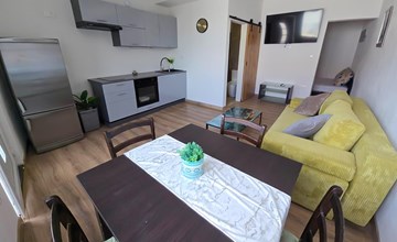 Cozy apartment in Okrug Gornji with WiFi 3
