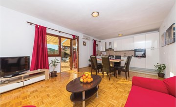 Cozy home in Primorski Dolac with WiFi 2