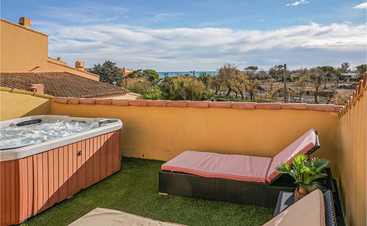 Lovely home in AGDE with WiFi 1