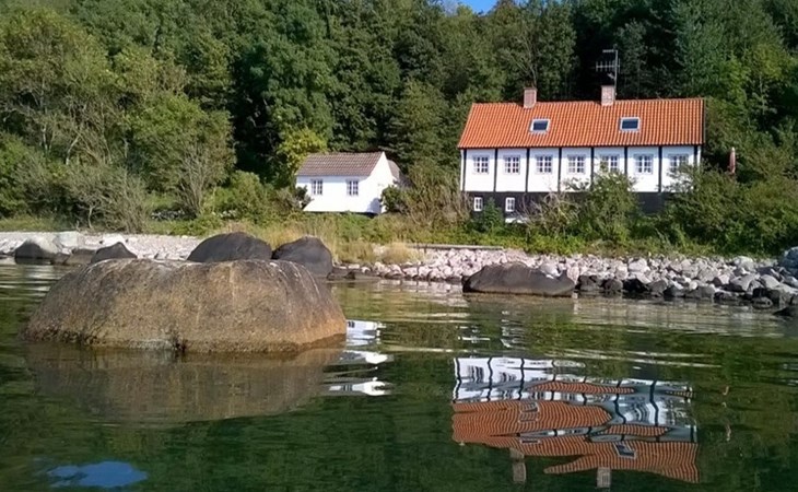 "Asgot" - 15 meter van de zee in Bornholm 1