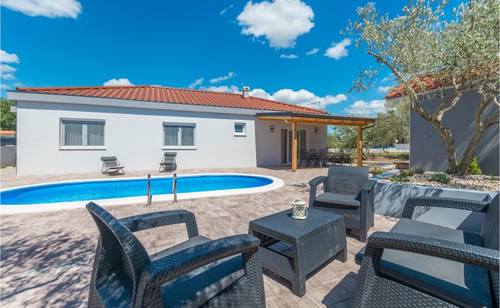 3 bedroom cozy home in Sikovo 1