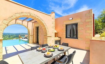 Villa Vardis mit beheiztem Pool 3