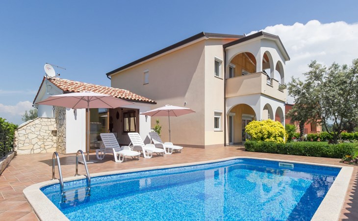 Schönes Ferienhaus mit Swimmingpool 1