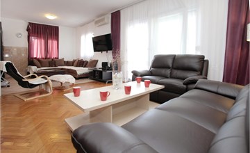 5 bedroom lovely home in Okrug Donji 3