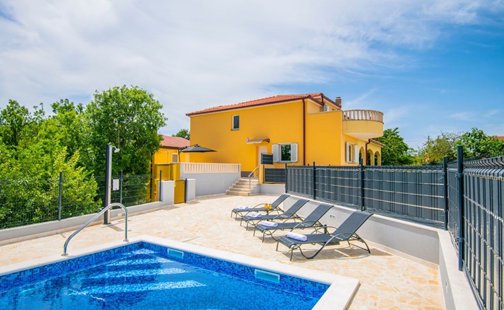 Villa "Mile" mit beheiztem Pool, Grill und Terrasse 1