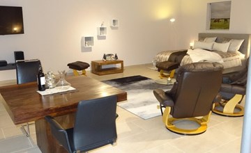 Modern eingerichtete Suite mit Terrasse 2