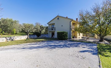 Ruime 10-persoons villa met privézwembad in Tinjan, Istrië 2