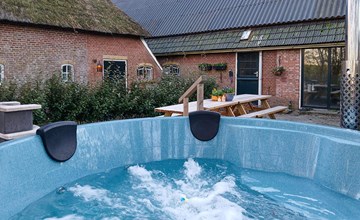 Ruime boerderij met hottub aan de Waddenzee 2