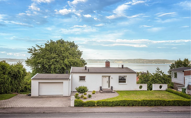 Amazing home in Bankeryd with lake view 1