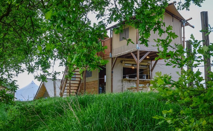 Treehouse tent at the Regge with private sanitary facilities | 6 pers. 1