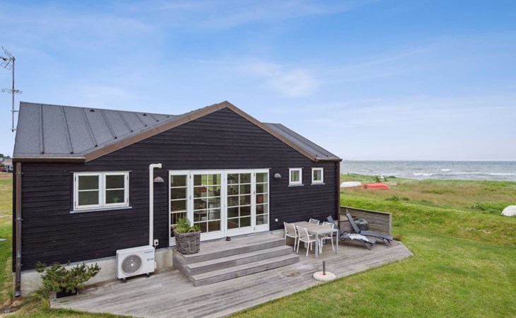 "Dory" - 30m from the sea 1