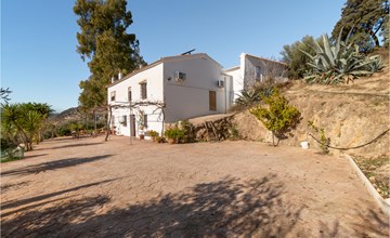4 bedroom stunning home in Iznajar 3