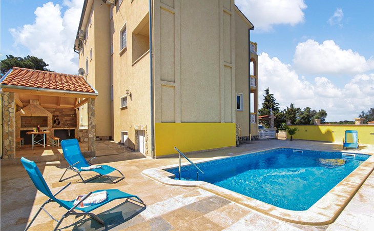 Cozy apartment in Pula with WiFi 1