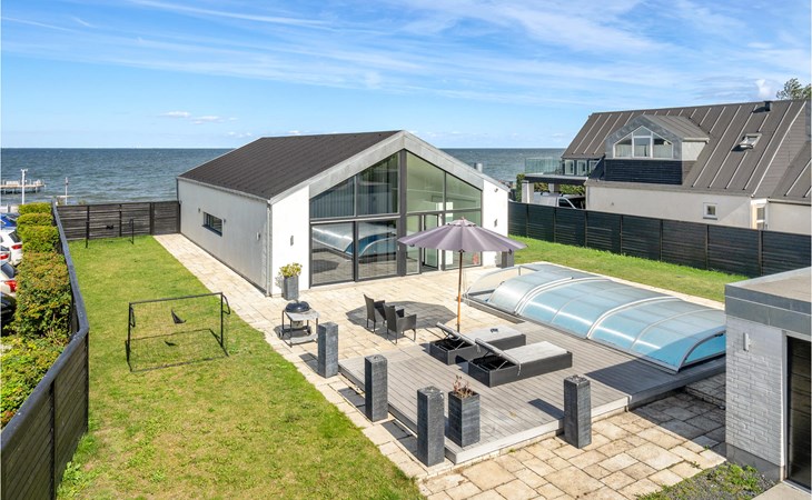 4 bedroom amazing home in Strøby 1