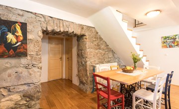 Haus mit modernem Interieur und einer alten Taverne 2