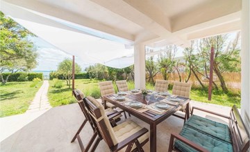 4 bedroom lovely home in Povljana 3