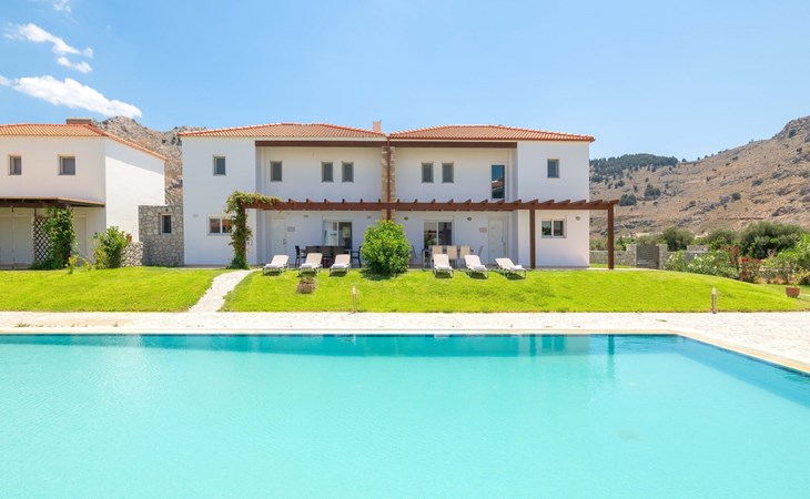 Haus in Kolympia mit Parkplatz und Bergblick 1