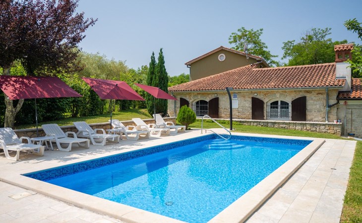 Gemütliches Ferienhaus in Ružići mit Offenem Kamin 1