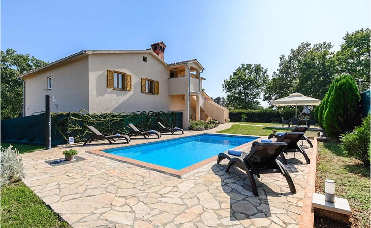 Nice apartment in Tinjan with private swimming pool, can be inside or outside 1
