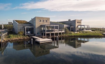 Villa 5 – The Hideaway | Wellnessvilla am Wasser mit Sauna und Jacuzzi 2