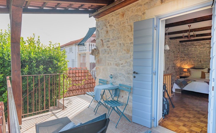 Traditionelles Steinhaus am Meer in Preko 1