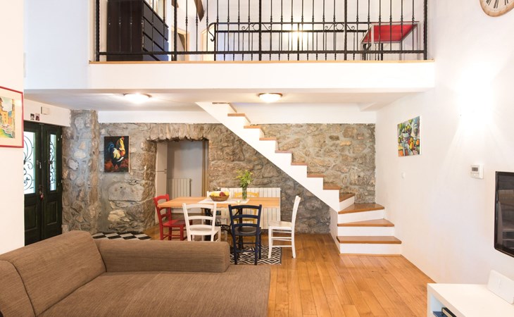 Haus mit modernem Interieur und einer alten Taverne 1