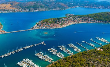 Großes, strandnahes Ferienhaus in Podglavica 3