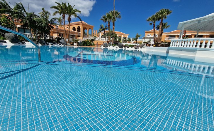 Moderne Wohnung mit Meerblick und Pool 1