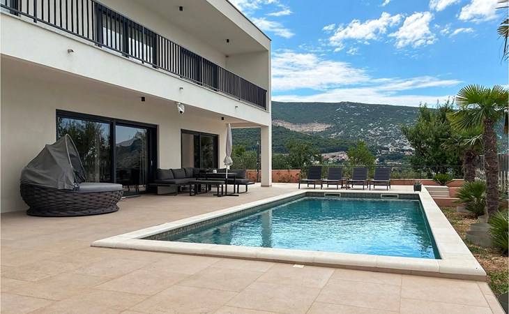 Gorgeous home in Klis 1
