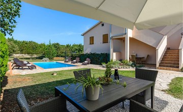 Nice apartment in Tinjan with private swimming pool, can be inside or outside 2