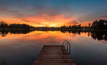 Modernes Haus mit hellem Dekor, mit Blick auf den See 3