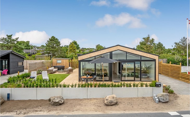 Nice home in Rønde with house sea view 1