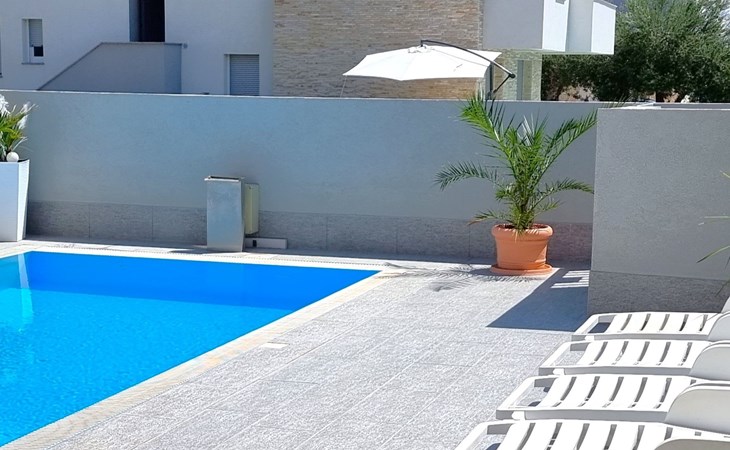 Erdgeschoss-Ferienwohnung mit Garten und Pool 1