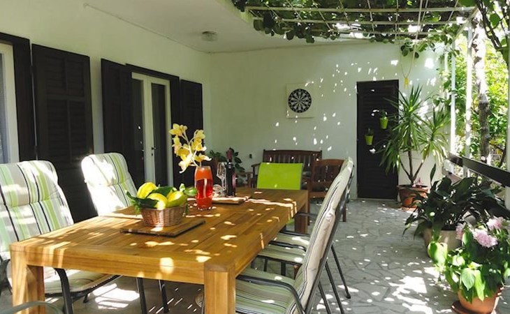 Karmen auf zwei Ebenen mit Garten 1